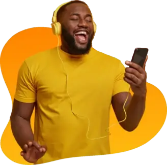 homem negro camisa amarela segurando o celular